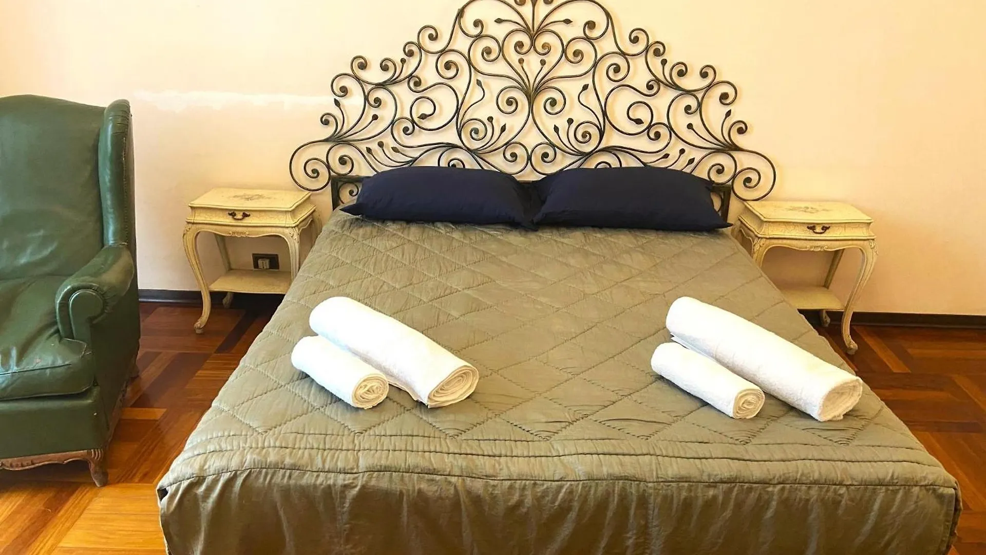 Apartment In Villa Milano